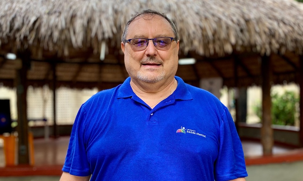 padre rino posa para a foto de blusa azul